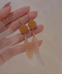 Color-Blocked Feather Earrings - Super Sweet Long Wooden Vacation Style Ear Clips for Unique Personality and Niche Design