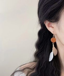 Color-Blocked Feather Earrings - Super Sweet Long Wooden Vacation Style Ear Clips for Unique Personality and Niche Design