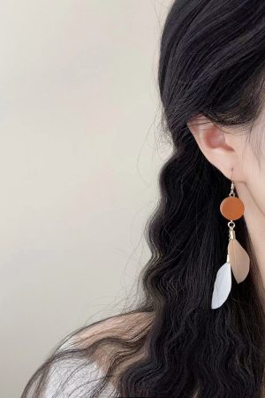 Color-Blocked Feather Earrings - Super Sweet Long Wooden Vacation Style Ear Clips for Unique Personality and Niche Design