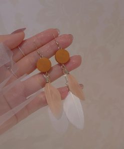 Color-Blocked Feather Earrings - Super Sweet Long Wooden Vacation Style Ear Clips for Unique Personality and Niche Design