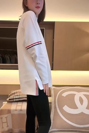 Color-Blocked Woven Belt Mid-Length T-Shirt for Women - European Style, Loose Fit, Flattering Side Slits, Autumn/Winter 2025 Fashion