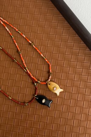 Colorful Shell Clavicle Chain Necklace - Minimalist Artistic Accessory, Versatile French High-End Design, Light Luxury Fashion Statement