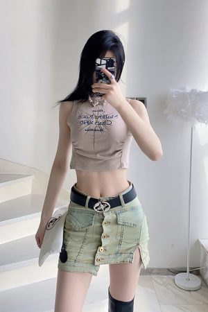 Comfortable Slim Fit Sleeveless Tank Top with Built-in Chest Pad and Embroidery - Sexy Stretchy Design for Effortless Style