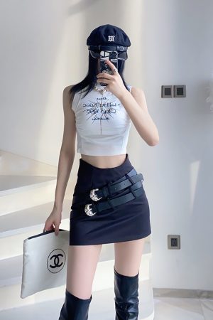Comfortable Slim Fit Sleeveless Tank Top with Built-in Chest Pad and Embroidery - Sexy Stretchy Design for Effortless Style