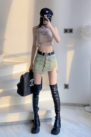 Comfortable Slim Fit Sleeveless Tank Top with Built-in Chest Pad and Embroidery - Sexy Stretchy Design for Effortless Style