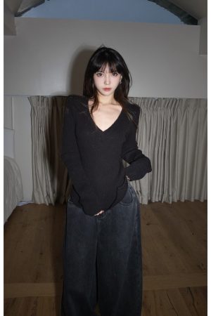Cozy V-Neck Wool Sweater for Women, High-Quality Long Sleeve Knit Top, Stylish and Comfortable Fashion Essential