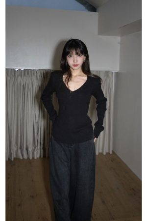 Cozy V-Neck Wool Sweater for Women, High-Quality Long Sleeve Knit Top, Stylish and Comfortable Fashion Essential