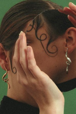 Curved Ribbon Silver Needle Gold-Plated Asymmetric Earrings - Niche Line Art Design for Unique Style