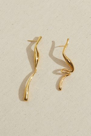 Curved Ribbon Silver Needle Gold-Plated Asymmetric Earrings - Niche Line Art Design for Unique Style