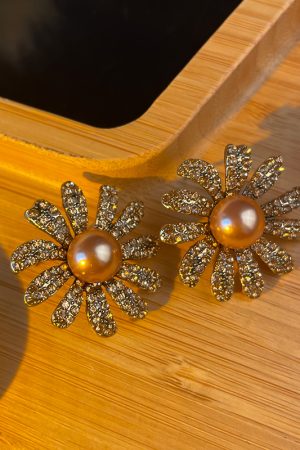 Diamond-Inlaid Daisy Pearl Stud Earrings and Necklace Set - Women's Light Luxury Niche Collarbone Chain Accessories