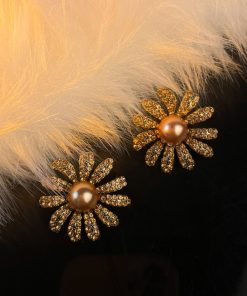 Diamond-Inlaid Daisy Pearl Stud Earrings and Necklace Set - Women's Light Luxury Niche Collarbone Chain Accessories