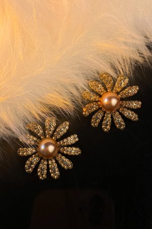 Diamond-Inlaid Daisy Pearl Stud Earrings and Necklace Set - Women's Light Luxury Niche Collarbone Chain Accessories