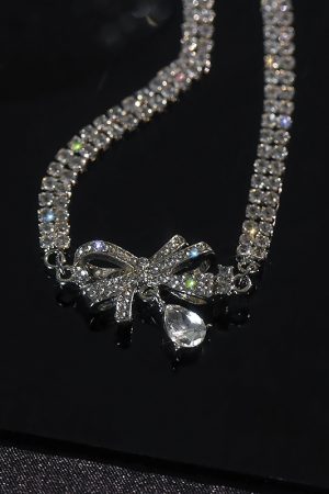 Double-Layer Bow Heart Pendant Claw Chain Necklace - Elegant Short Fashion Collarbone Chain for Chic Style