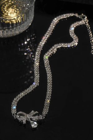Double-Layer Bow Heart Pendant Claw Chain Necklace - Elegant Short Fashion Collarbone Chain for Chic Style