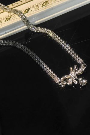 Double-Layer Bow Heart Pendant Claw Chain Necklace - Elegant Short Fashion Collarbone Chain for Chic Style