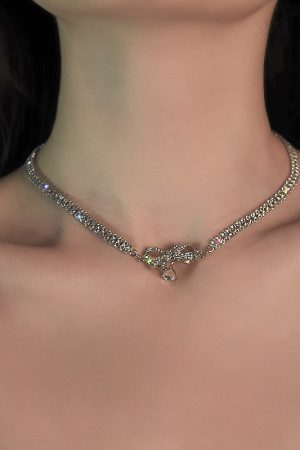 Double-Layer Bow Heart Pendant Claw Chain Necklace - Elegant Short Fashion Collarbone Chain for Chic Style