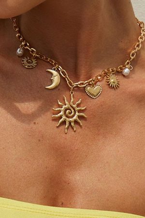 Double-Layer Vintage Crescent Pendant Necklace for Women, Personalized Chain with Relief Portrait & Tassel - European and American Style
