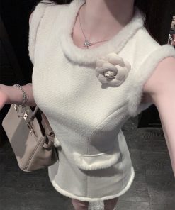 Eco-Friendly White Woolen Short Dress with Waist-Cinching Sleeveless Design and Floral Accents for Winter Fashion