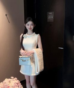 Eco-Friendly White Woolen Short Dress with Waist-Cinching Sleeveless Design and Floral Accents for Winter Fashion