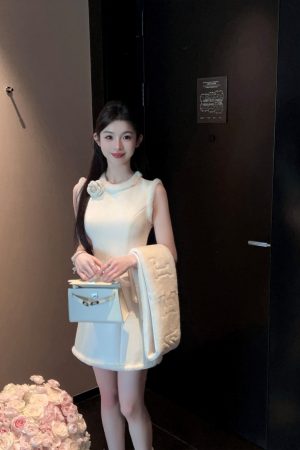 Eco-Friendly White Woolen Short Dress with Waist-Cinching Sleeveless Design and Floral Accents for Winter Fashion