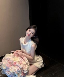 Eco-Friendly White Woolen Short Dress with Waist-Cinching Sleeveless Design and Floral Accents for Winter Fashion