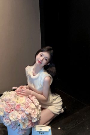 Eco-Friendly White Woolen Short Dress with Waist-Cinching Sleeveless Design and Floral Accents for Winter Fashion