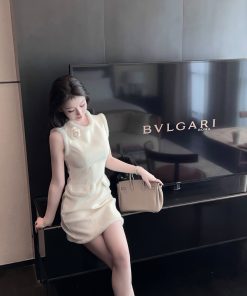 Eco-Friendly White Woolen Short Dress with Waist-Cinching Sleeveless Design and Floral Accents for Winter Fashion