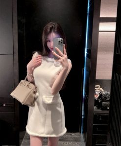 Eco-Friendly White Woolen Short Dress with Waist-Cinching Sleeveless Design and Floral Accents for Winter Fashion