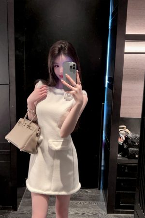 Eco-Friendly White Woolen Short Dress with Waist-Cinching Sleeveless Design and Floral Accents for Winter Fashion