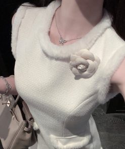 Eco-Friendly White Woolen Short Dress with Waist-Cinching Sleeveless Design and Floral Accents for Winter Fashion