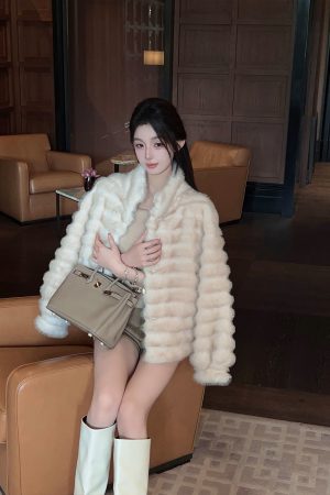 Eco-Friendly Winter Mink Fur Short Coat for Women, Suede Lining, Luxurious Warmth, Chic Style, Perfect for Cold Weather