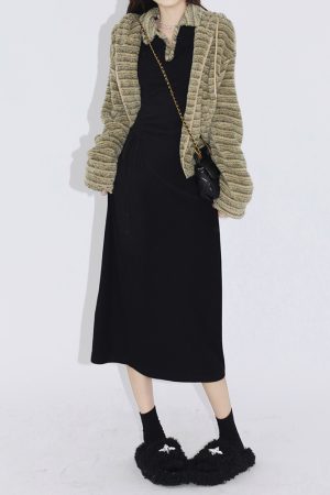 Elegant Black Knitted Dress for Women, Waist-Cinching Base Layer, Long Skirt, Autumn 2025 Niche Style