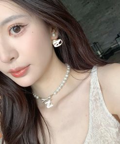 Elegant Butterfly Dream Non-Metal Imitation Pearl Necklace with White Beads - Niche Fashion Jewelry for Chic Styles