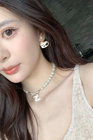Elegant Butterfly Dream Non-Metal Imitation Pearl Necklace with White Beads - Niche Fashion Jewelry for Chic Styles