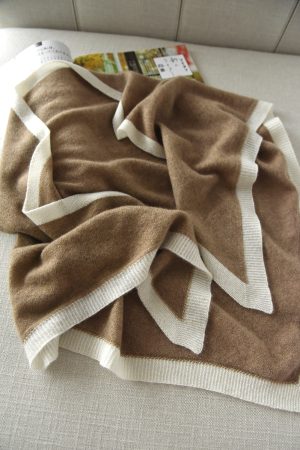 Elegant Cashmere Shawl - Triangular Scarf for Versatile Styling, Perfect for Air Conditioning, Warm and Cozy Accessory