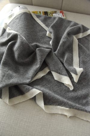 Elegant Cashmere Shawl - Triangular Scarf for Versatile Styling, Perfect for Air Conditioning, Warm and Cozy Accessory