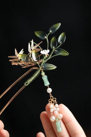 Elegant Chinese-Style Bamboo Leaf Hairpin with Tassels - Ancient Design for Upscale Updos and Chic Hairstyles