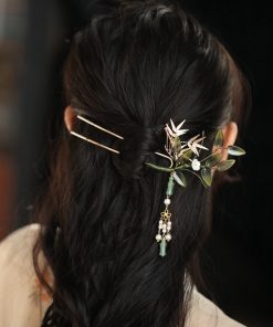 Elegant Chinese-Style Bamboo Leaf Hairpin with Tassels - Ancient Design for Upscale Updos and Chic Hairstyles