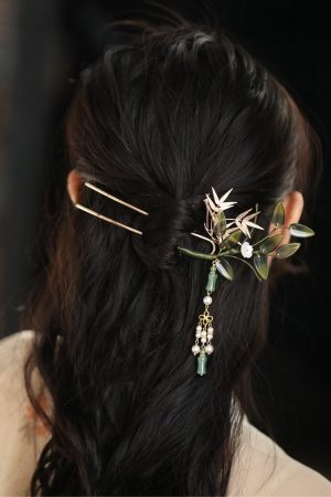 Elegant Chinese-Style Bamboo Leaf Hairpin with Tassels - Ancient Design for Upscale Updos and Chic Hairstyles