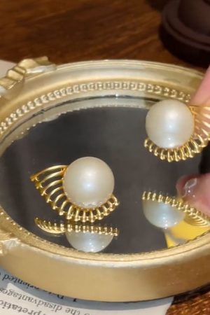 Elegant Double Winged Pearl Earrings - Light Luxury High-Quality Ear Accessories for Trendy Fashion Lovers
