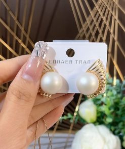 Elegant Double Winged Pearl Earrings - Light Luxury High-Quality Ear Accessories for Trendy Fashion Lovers