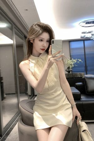 Elegant French Lace Sleeveless Halter Dress for Women - Waist-Cinching Bodycon Mini Dress for Summer - Chic and Niche Style