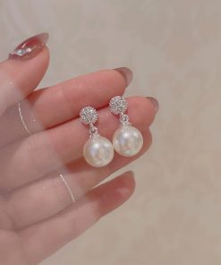 Elegant French Pearl Stud Earrings for Women - Non-Pierced Ear Clips, Small Round Design, Chic Ear Accessories for a Gentle Look