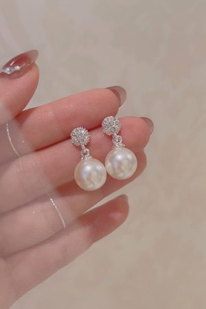 Elegant French Pearl Stud Earrings for Women - Non-Pierced Ear Clips, Small Round Design, Chic Ear Accessories for a Gentle Look