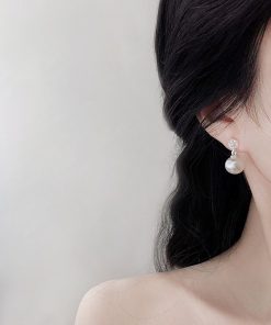 Elegant French Pearl Stud Earrings for Women - Non-Pierced Ear Clips, Small Round Design, Chic Ear Accessories for a Gentle Look