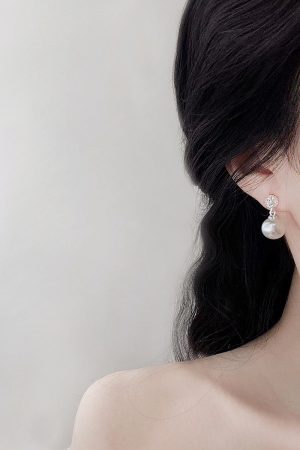 Elegant French Pearl Stud Earrings for Women - Non-Pierced Ear Clips, Small Round Design, Chic Ear Accessories for a Gentle Look