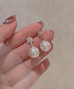 Elegant French Pearl Stud Earrings for Women - Non-Pierced Ear Clips, Small Round Design, Chic Ear Accessories for a Gentle Look