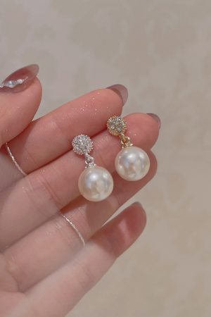 Elegant French Pearl Stud Earrings for Women - Non-Pierced Ear Clips, Small Round Design, Chic Ear Accessories for a Gentle Look