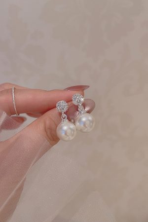 Elegant French Pearl Stud Earrings for Women - Non-Pierced Ear Clips, Small Round Design, Chic Ear Accessories for a Gentle Look