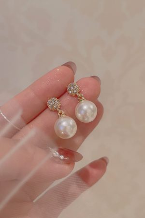 Elegant French Pearl Stud Earrings for Women - Non-Pierced Ear Clips, Small Round Design, Chic Ear Accessories for a Gentle Look